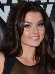 Veronica Lavery's Instagram, Twitter & Facebook