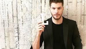 Γεννήθηκε στις 18 οκτωβρίου του 1986 στην κύπρο όπου κι έζησε μέχρι τα 18 του χρόνια. Loykas Giwrkas H Apokalypsh Gia To Problhma Ygeias Toy Star Gr