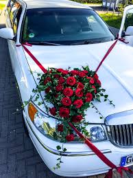 Herz Aus Rosen Fur Die Motorhaube Auf Der Stretchlimousine Blumenschmuck Hochzeitsauto Rosenherz Hochzeitsgestecke Autoschmuck Hochzeit Hochzeit Auto