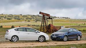 Still, it lacks the power to win the top speed competition, topping at 180 kilometers per hour, exactly the same as the other car does. Comparativa Toyota Prius Vs Vw Jetta Hybrid Lucha Hibrida