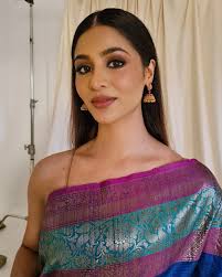 The very my kind of makeup. Soft brown smokey eyes and nude lips has always  been my go to makeup, I even do this