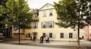 Noch heute sind dort der originale schreibtisch und schillers bett zu sehen. Schillers Wohnhaus In Weimar Ausflugsziele Weimar