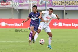 Ezra walian didatangkan oleh persib bandung dari psm makassar. Ezra Walian Sudah Pamit Dari Psm Makassar Menuju Ke Persib Bolasport Com