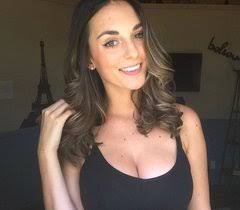 Gigantiškas Lauros biustas verčia iš koto