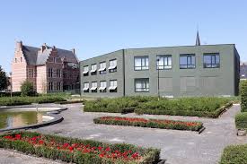 They squeezed the apples and pears with which they remained to make fruit juice. Gemeentehuis Sint Gillis Waas Gemeentehuis Belgie