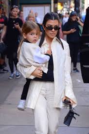 Penelope is 7 and reign is 5. Kourtney Kardashian Nicht Okay Nachdem Der Sohn Die Herrschaft 5 Rasiert Seinen Kopf Aktuelle Boulevard Nachrichten Und Fotogalerien Zu Stars Sternchen
