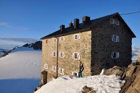 Numerous excursions can be made from the brandenburger haus. Brandenburger Haus Fluchtkogel Vernagthutte Vent Gletscherhochtour