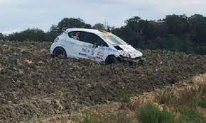 Due giovani spettatori sono morti, travolti da un'auto in gara che è uscita di strada durante il rally dell'appennino reggiano. Nyzmo7v2lgnfum