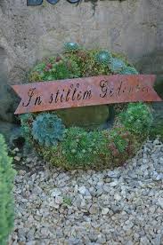 Langlebiger Grabschmuck Aus Hauswurz Grabschmuck Grabschmuck Allerheiligen Grab Dekoration