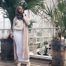 Baju muslimah blus dengan gaya layering, dibuat dari kombinasi kain silky motif floral pasley dan kain silky polos. 80 Fashion Hijab Casual Remaja Kekinian Simple Selebgram Model Baju Muslim Terbaru 2019 Gaya Hijab Model Pakaian Model Pakaian Muslim