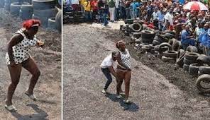 Demu apigwa mtungo na masela gheto : Nguo Fupi Noma Sana Tazama Picha Mwanamke Akitiwa Vidole Na Wahuni