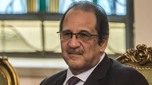 وتدرج عباس كامل في المخابرات الحربية المصرية في إدارة الملحقين العسكريين حتى صار مديرا لمكتب السيسي في المخابرات الحربية أولا في عام 2013 ظهر عباس كامل في تسريب صوتي لأول حديث صحفي أدلى به السيسي بعد الإطاحة بمرسي، فعندما سأل الصحفي. Kksll0bmnvv8im