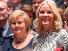 Kommunen tilbyr nå vaksine til alle som er over 65 år gamle og dem som er i risikogruppen. Erna Solberg And Crown Princess Mette Marit To Award Nordic Council Prizes Nordic Cooperation