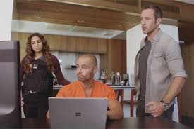 Si la vidéo ne fonctionne pas ou bien vous voulez changer le lecteur, vous pouvez cliquer sur l'un des liens en. Hawaii Five 0 Season 8 Episode 4 Review Toast Dies Kamekona In Danger
