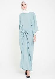 Model baju untuk wanita bertubuh pendek selanjutnya adalah maxi dress. Tips Memilih Kaftan Yang Sesuai Dengan Bentuk Tubuh