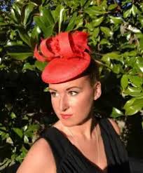 Tocado Carmen: Elegancia en Rojo