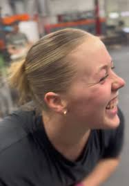 Ella Riggs rompe el récord de Front Squat en el gimnasio