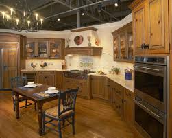 Get inspired by these country kitchens, whether you live in a period property or a modern home. Realize Country Kitchen Country Kitchen Design Photo Unique Kitchen Curved Gold Cabinets Country Kitchen Interiors Country Kitchen Decor Kitchen Designs Layout