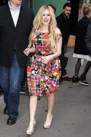 It's been nearly 20 years since the release of avril lavigne's sk8er boi, but the song has aged the way a classic bop is meant to—that is to say, iconically well. Avril Lavigne Style Fashion Looks Stylebistro
