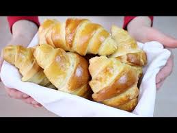 300 g di farina 00; Cornetti Dolci Ricetta Facile Con Poco Burro Easy And Quick Croissant Recipe Youtube