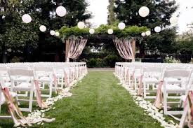 Tema modern rustic pada lamaran tiwi eks. 5 Inspirasi Dekorasi Pernikahan Di Taman Tampak Lebih Romantis Dan Mengesankan Wedding Market