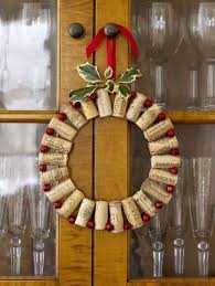 Un moment incontournable qu'on aime passer en famille, réunis autour du sapin et d'un bon feu de cheminée, avec un chocolat chaud à la ce sapin en plastique va vous permettre de créer de magnifiques décorations de noël ! Diy Recup 14 Idees Pour Recycler Les Bouchons De Liege En Decos De Noel C Est Bientot Noel Enfin Pas Tout De Suite