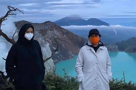 Antara foto/m agung rajasa ratusan wisatawan menikmati pemandangan dari puncak gunung ijen, banyuwangi, jawa timur, sabtu (23/6/2018). Mendaki Gunung Ijen Dengan Bupati Banyuwangi Puan Keren Banget Halaman All Kompas Com