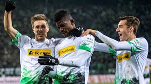 Es geht um einen europacupstartplatz, den man mit einem starken saisonfinish noch erreichen könnte. Embolo Show Gegen Freiburg Gladbach Sturmt Zuruck An Die Tabellenspitze Sportbuzzer De