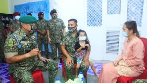 Laporan khas hari pahlawan rejimen askar melayu diraja. Tentera Darat Malaysia Anak Anak Istimewa 17 Ramd Para Dan 8 Rrd Para Dikunjungi Panglima Tentera Darat
