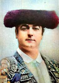 Pues, ciertamente... las entradas las hemos sacado en el “Sol y Sombra” de  la calle Tetuán… pero no son para una corrida taurina en la Maestranza sino  para una velada de LUCHA