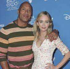 She became interested in acting at an early age, and when she was 18 she landed the classic role of juliet in shakespeare 's romeo and juliet. Dwayne Johnson Und Emily Blunt Planen Superhelden Film Welt