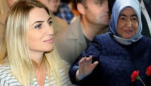 Semiha yıldırım, eşi binali yıldırım'ın 2014 yerel seçimlerinde i̇zmir büyükşehir belediye başkan adaylığı döneminde seçim kampanyasında eşinin yanından ayrılmadı. Ugur Arslan On Twitter Dilek Imamoglu Binali Beyin Esi Semiha Yildirim Ile Kendi Fotografi Hakkinda Eger Bir Asagilama Ya Da Guzelleme Yaptiklarini Saniyorlarsa Bilmeliler Ki Beni De Asagiliyorlar Cunku Ben Sayin Semiha
