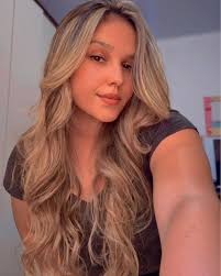 Luisa Mendes's Instagram, Twitter & Facebook