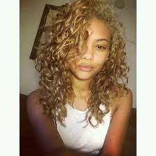 Pin By Franklin Tutu On Cabelos Inspiracoes Blonde Hair Girl Curly Hair Styles Naturally Mixed Hair