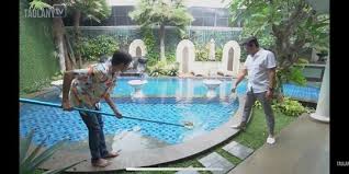 Dede tinggal bersama sang istri, karen hertatum dan juga kedua anaknya di sebuah rumah sederhana. Sedih Dede Sunandar Rela Jadi Pembantu Andre Taulany Demi Pinjam Uang Rp25 Juta Merdeka Com