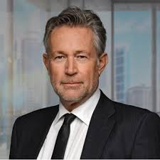 Ich liebe es, unterschätzt zu werden. Früher hat mich das verletzt. Heute  ist es mein grösster Vorteil. Besonders als Frau kenne ich dieses Spiel  gut. Manchmal reicht ein Lächeln, ein leiser… |