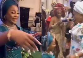 Why tope alabi criticise di song. Video Tope Alabi Leaves Bride In Tears After Surprise Wedding Appearance Wuzupnigeria