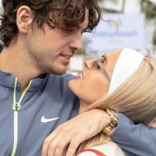 Zverev-Gegner Fritz liebt Influencerin, sie gilt als „bekannteste Frau im  Männertennis”