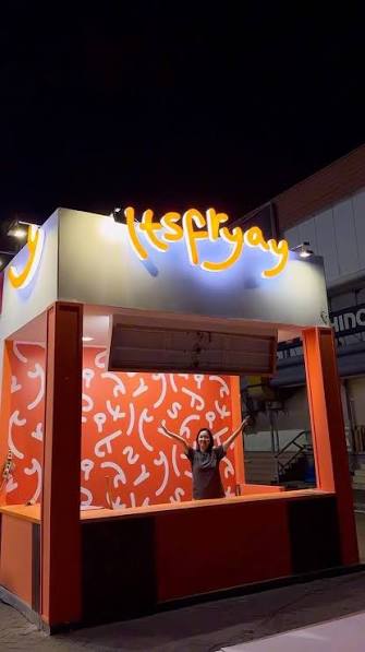 Stiker Ritrama Glossy UV yang diaplikasikan ke booth stand