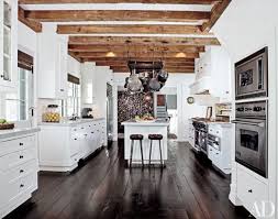 En las cocinas rústicas modernas se deben respetar aquellos elementos que ofrezcan un plus al espacio, como este techo en arco formando pliegues, el suelo de toba catalana o la campana de obra. Decoracion De Cocinas Rusticas 50 Ideas Originales