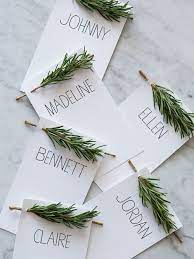 You can either write in their name with a pen, or use a photo editing program (like picmonkey or canva) to digitally add it. Placeringskort1 Christmas Table Decorations Thanksgiving Place Cards Diy Place Cards