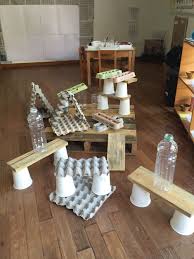 Juegos didacticos con materiales reciclables buscar con google. Construccion Con Material De Reciclaje Actividades Ludicas Para Ninos Juego Con Bloques Actividades Montessori