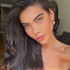 Ana Nardi's Instagram, Twitter & Facebook