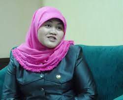 Neneng diduga menerima suap rp 7 miliar dari kesepakatan awal sebesar rp 13 miliar oleh pengembang properti lippo group. Bekasi Dihina Pendatang Di Medsos Bupati Neneng Meradang Mimbar Rakyat