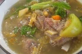 Rasanya yang gurih dengan tulang yang dibalut daging dan kulit akan makin nikmat jika disajikan dalam keadaan hangat. Resep Sop Kambing Bening Enak Banget