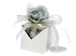 Dans notre boutique mariage, vous trouverez des contenants à dragees pas cher, boites en cartons boules en plexi, boites à dragees ainsi que des bourses et pochettes à dragees et éprouvette à dragées. Boite A Dragees Cube Alizee Blanche Rose Argent Vente Ballotin Dragees Mariage Drageeslad
