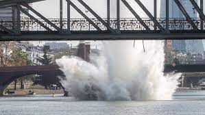 Wie polizei und feuerwehr mitteilten, sind zwar alle drei zünder entfernt. Bombenentscharfung In Frankfurt Weltkriegsbombe Gesprengt Wassersaule Im Main