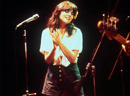 🎤 Linda Ronstadt 🎤 Linda Ronstadt performing on stage is a wonderful  sight, where she shines with her emotionally powerful voice and deep  connection with the audience. With her natural and captivating