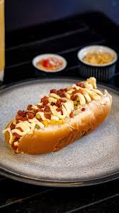 Hot dog gourmet com coberturas especiais e queijo derretido