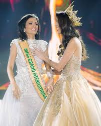 Matthew deane tampil membawakan jalannya acara, dan di akhir acara valentina figuera, miss grand international 2019 dari venezuela memahkotai evelyn abena akuaba. Pin On Pageant Titleholders
